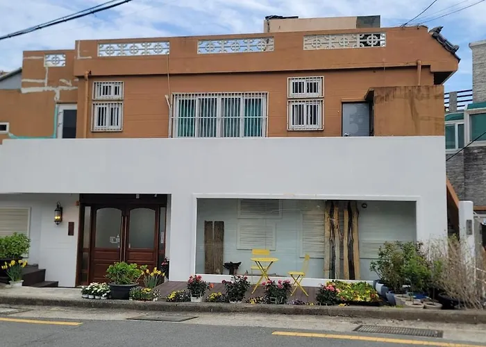 #rooftopgarden#rooftopbbq #capsuletrain #healingstay #haeundaebeach #cheongsapo #aesthetichousing #restaurant #streetcat Casa vacanze Busan
